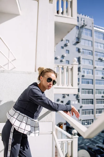 Blondin på gata. Trendig urban Look. Svart och vit mode stil — Stockfoto