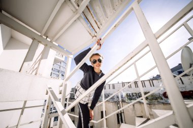 Sarışın caddenin üzerinde. Modaya uygun kentsel bakmak. Siyah ve beyaz moda stil