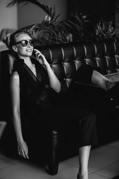 Retrato de uma mulher bonita sorrindo muito feliz sorrindo, usando óculos de sol. Estilo de moda — Fotografia de Stock