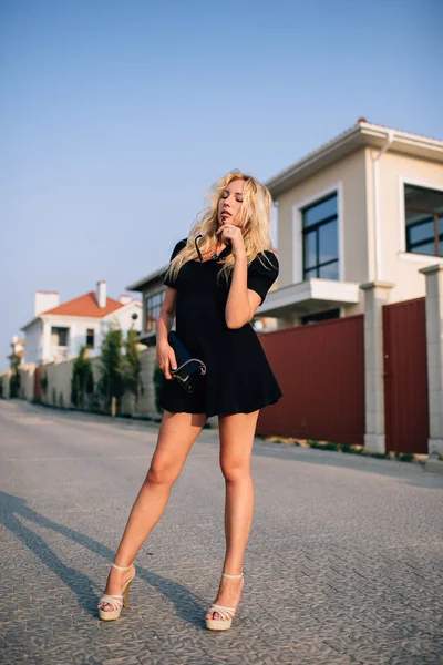 Retrato de hermosa chica rubia en gafas negras y vestido negro . — Foto de Stock