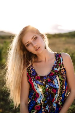 Mavi tulum doğa günbatımı güneş güzel gözlü güzel sarışın