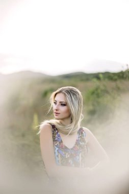 Mavi tulum doğa günbatımı güneş güzel gözlü güzel sarışın