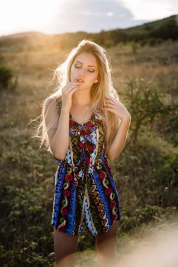 Mavi tulum doğa günbatımı güneş güzel gözlü güzel sarışın