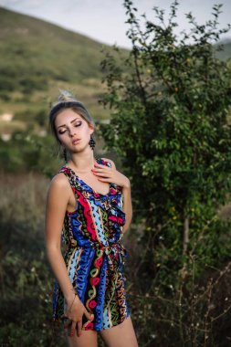 Mavi tulum doğa günbatımı güneş güzel gözlü güzel sarışın