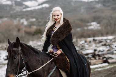 Güzel sarışın Viking sırtında Siyah pelerinli