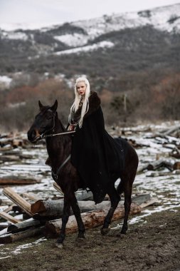 Güzel sarışın Viking sırtında Siyah pelerinli
