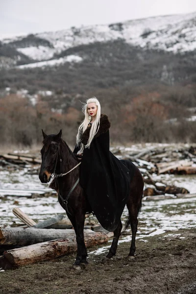 Güzel sarışın Viking sırtında Siyah pelerinli