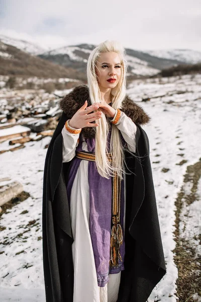 Πορτρέτο του μια όμορφη ξανθιά σε μαύρη κάπα, viking — Φωτογραφία Αρχείου