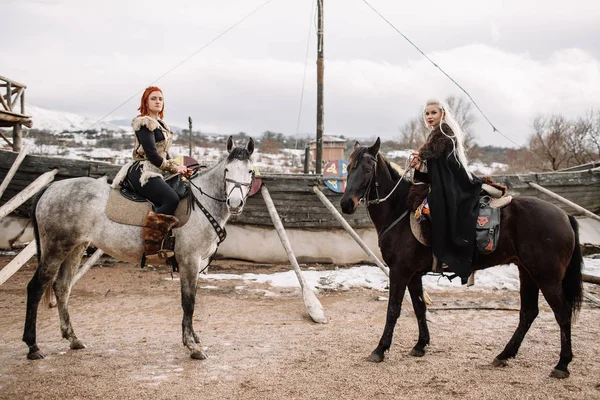 Chicas vikingas a caballo — Foto de Stock