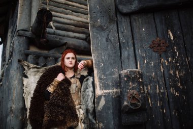 Bir Viking kıyafet giymiş kız.