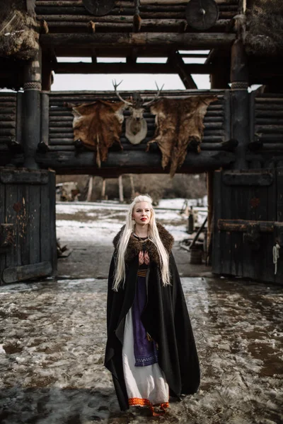 Hermosa rubia vikinga vestida con una capa negra — Foto de Stock