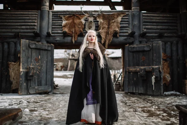 Hermosa rubia vikinga vestida con una capa negra — Foto de Stock
