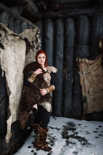 Το κορίτσι ντυμένο σε μια στολή Viking. — Φωτογραφία Αρχείου