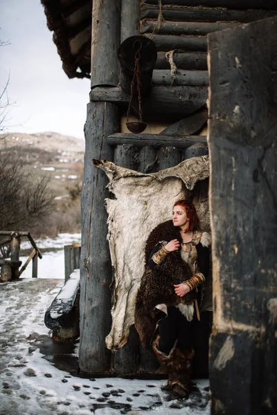 A menina vestida com uma roupa viking . — Fotografia de Stock