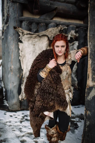 A menina vestida com uma roupa viking . — Fotografia de Stock