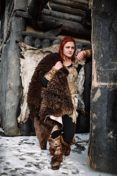 La chica vestida con un traje vikingo . — Foto de Stock