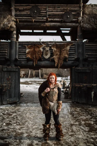 Το κορίτσι ντυμένο σε μια στολή Viking. — Φωτογραφία Αρχείου