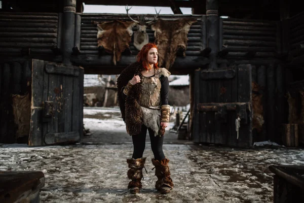 A lány öltözött egy Viking felszerelés. — Stock Fotó