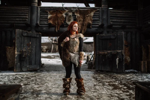 A menina vestida com uma roupa viking . — Fotografia de Stock