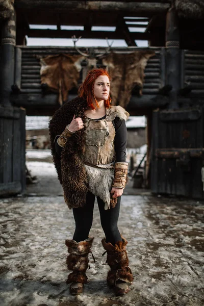 Dívka oblečená v kostýmu Viking. — Stock fotografie