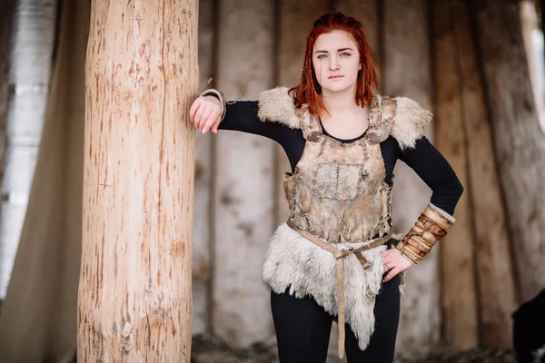 Retrato de una chica con un traje vikingo — Foto de Stock