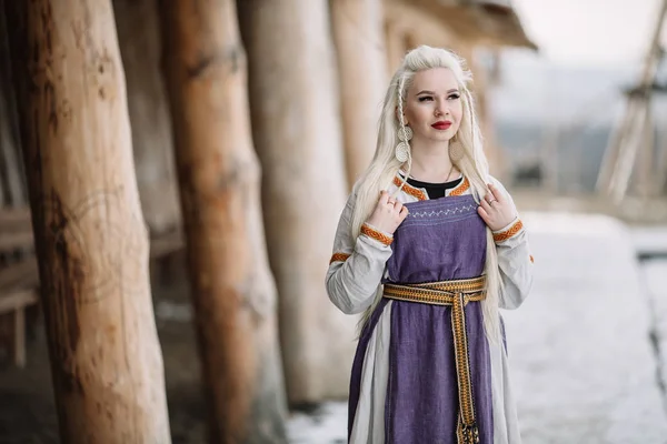 Hermosa chica vikinga —  Fotos de Stock