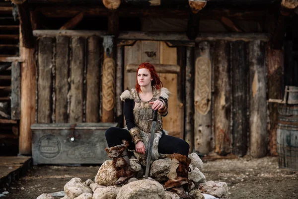 Retrato de una chica con un traje vikingo, pelo rojo . — Foto de Stock