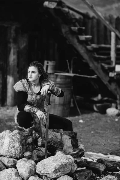 Retrato de una chica con un traje vikingo, pelo rojo . — Foto de Stock