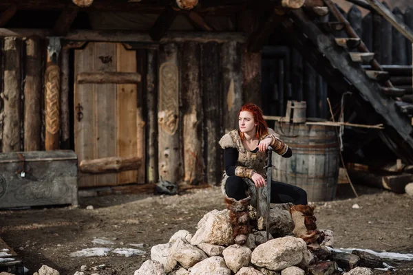 Retrato de una chica con un traje vikingo, pelo rojo . — Foto de Stock