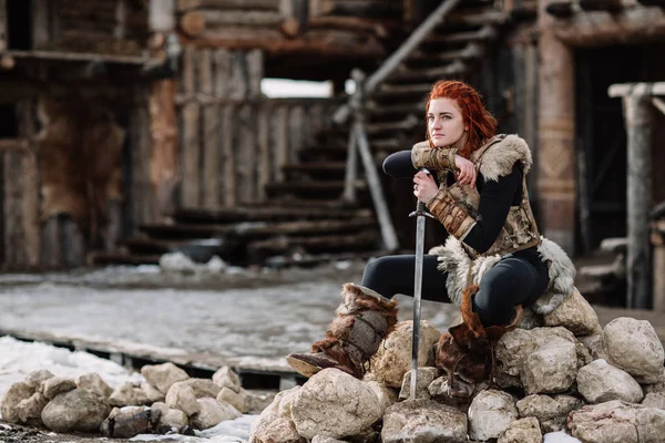 Retrato de una chica con un traje vikingo, pelo rojo . — Foto de Stock