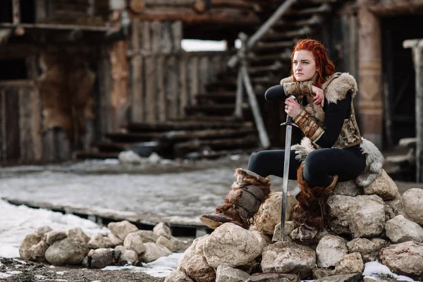 Portré egy lány, egy Viking felszerelés, vörös haj. — Stock Fotó
