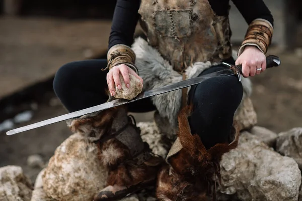 Porträtt av en flicka i en Viking outfit, röda hår. — Stockfoto