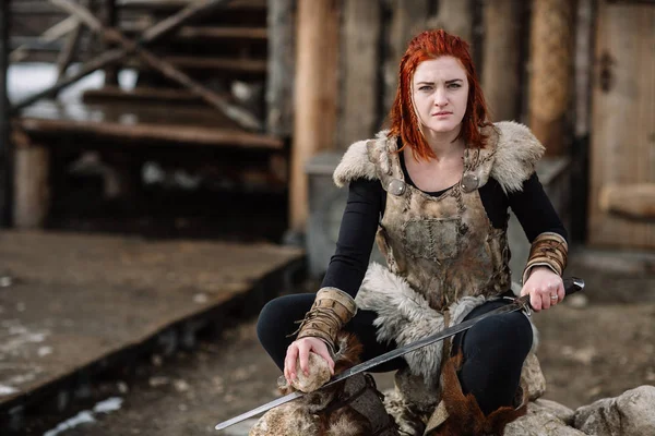 Retrato de una chica con un traje vikingo, pelo rojo . — Foto de Stock