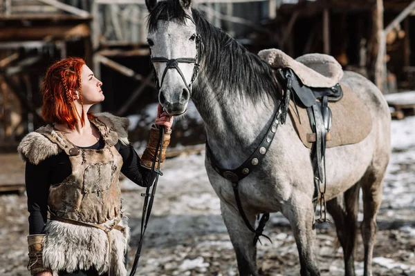 Portrét dívky s červenými vlasy v oblek Viking — Stock fotografie