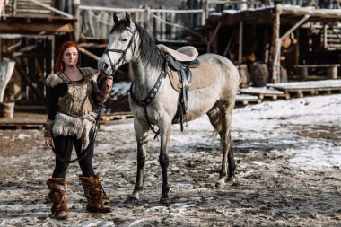 bir Viking kıyafeti Kızıl saçlı bir kız portresi