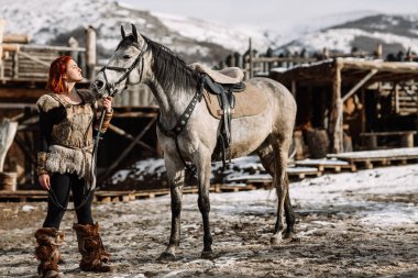 bir Viking kıyafeti Kızıl saçlı bir kız portresi