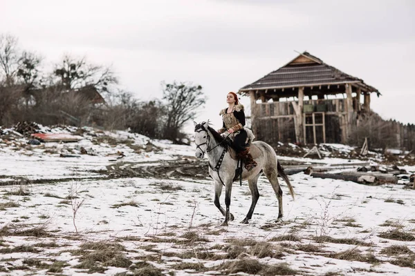 Chica vikinga a caballo — Foto de Stock