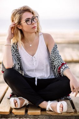 Kumlu sahilde denizin kenarında plajda sarışın kız