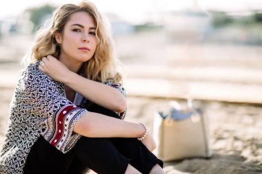 Kumlu sahilde denizin kenarında plajda sarışın kız