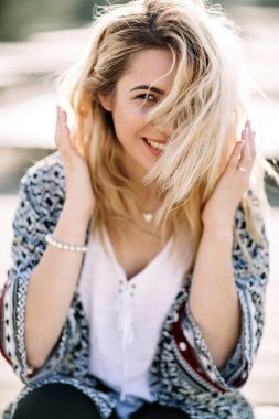 Kumlu sahilde denizin kenarında plajda sarışın kız