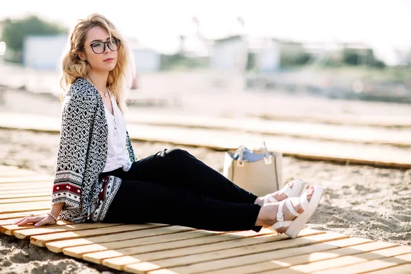 Ragazza bionda sulla spiaggia della spiaggia di sabbia in riva al mare — Foto Stock