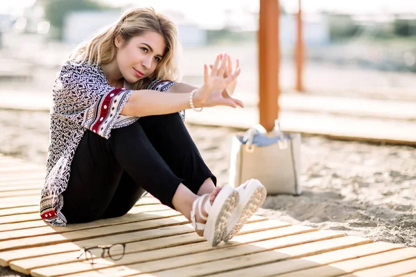 Chica rubia en la playa de la playa de arena junto al mar — Foto de Stock