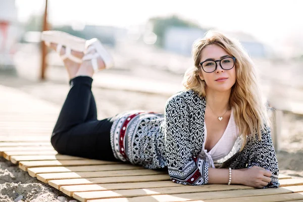 Blonde girl on the beach of the sandy beach by the sea — Stock Photo, Image