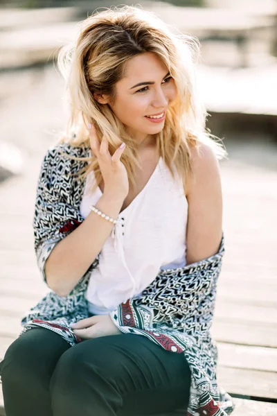 Chica rubia en la playa de la playa de arena junto al mar — Foto de Stock