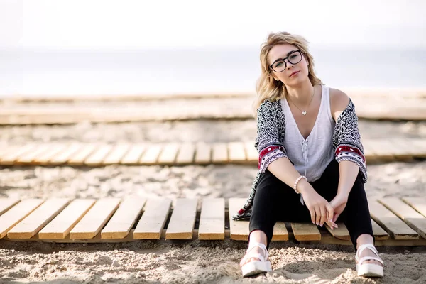 Chica rubia en la playa de la playa de arena junto al mar — Foto de Stock