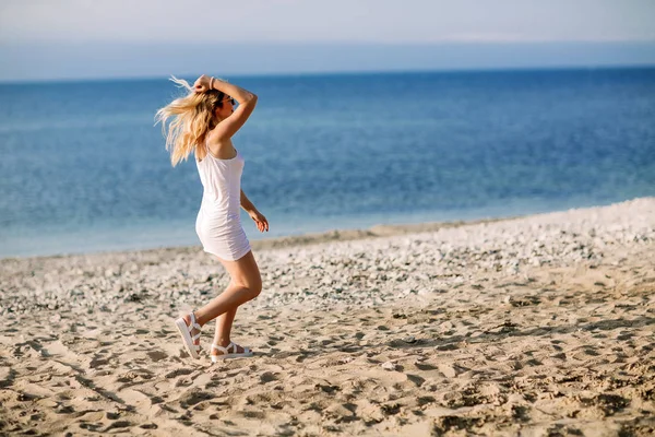 Chica rubia en la playa de la playa de arena junto al mar —  Fotos de Stock