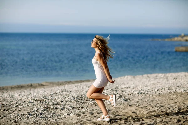 Chica rubia en la playa de la playa de arena junto al mar —  Fotos de Stock