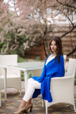 Güzel esmer yaz terası, açık kafe, kafeterya, sokak Cafe kahve içme
