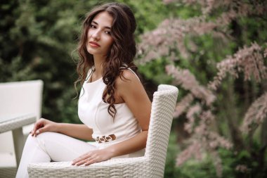 Güzel esmer yaz terası, açık kafe, kafeterya, sokak Cafe kahve içme