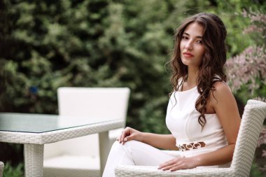 Güzel esmer yaz terası, açık kafe, kafeterya, sokak Cafe kahve içme